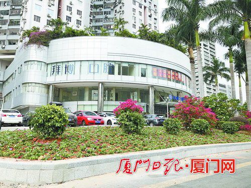 小区原物业侵占绿地建车位 厦门执法局依法整治并协调解决停车问题